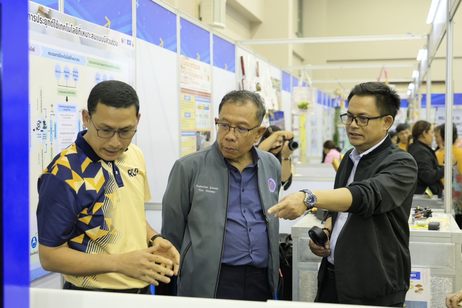 ผู้อำนวยการ บพท. ให้ข้อมูลกับผู้ช่วยรัฐมนตรีประจำกระทรวง อว.