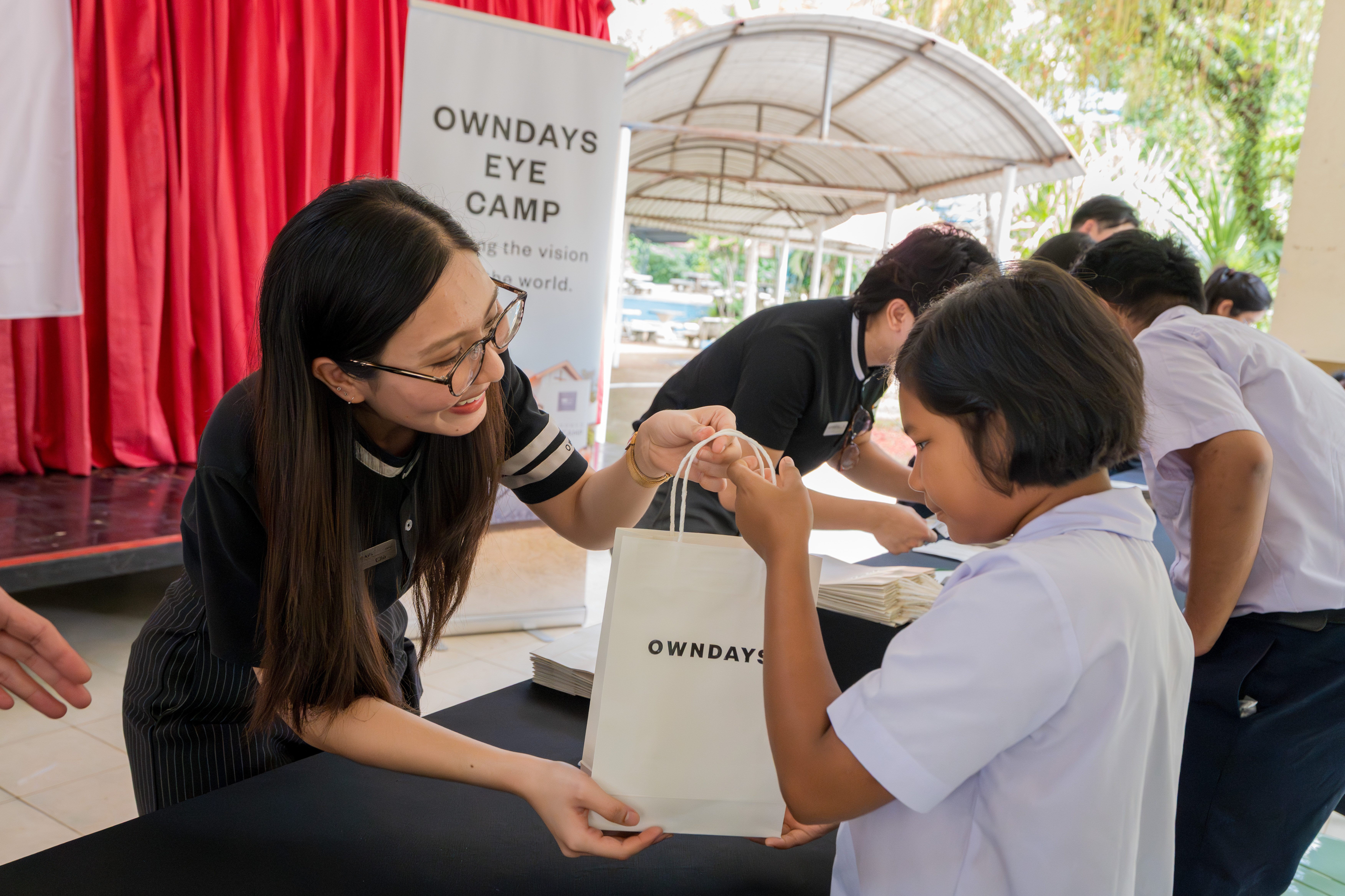 เด็กนักเรียนรับแว่นตาใหม่จาก OWNDAYS โอนเดส์ มอบแว่นตาฟรี CSR ส่งเสริมการศึกษา